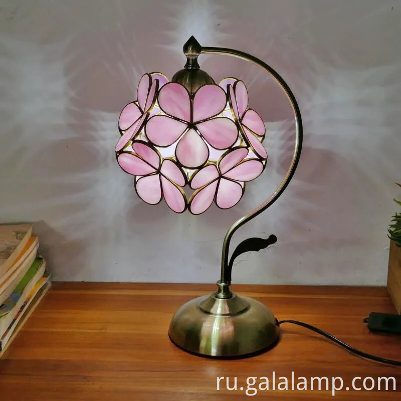 Элегантная цветочная настольная лампа для теплой спальни светится